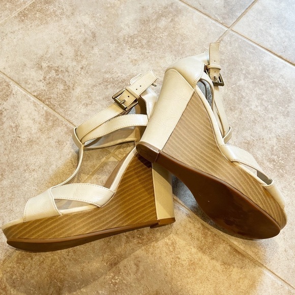 Elle Ivory Brie platform t strap wedge sandals size 9 - Picture 8 of 10